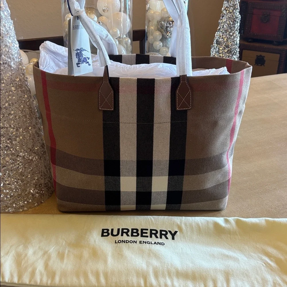 NWT Burberry Classic Checkered Canvas Tote - Picture 1 of 10